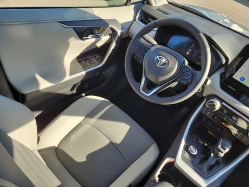 Used 2025 Toyota RAV4 Limited image 16