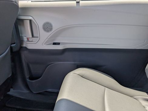 Used 2024 Toyota Sienna XLE FWD image 29
