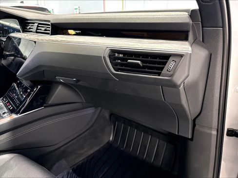 Used 2023 Audi e-tron Premium Plus w/ Premium Plus Package AWD/4WD image 17