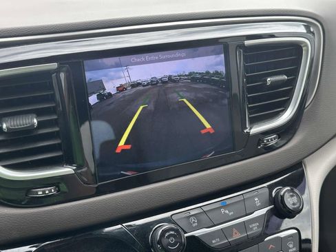Used 2018 Chrysler Pacifica Touring-L Plus FWD image 26