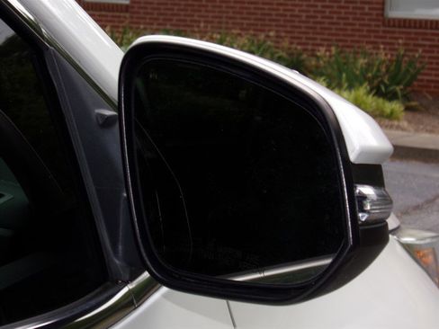Used 2019 Toyota Highlander LE AWD/4WD image 15