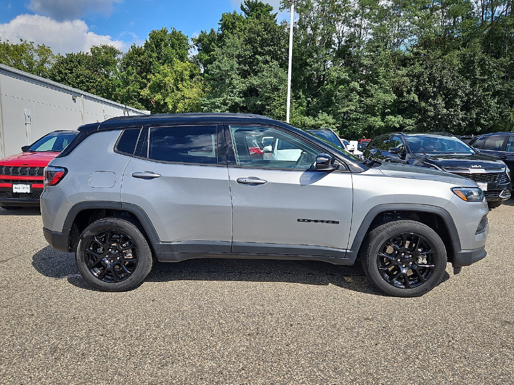 Used 2023 Jeep Compass Latitude w/ Convenience Group AWD/4WD image 8