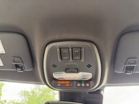 Used 2024 Chevrolet Trax RS w/ Sunroof Package FWD image 28