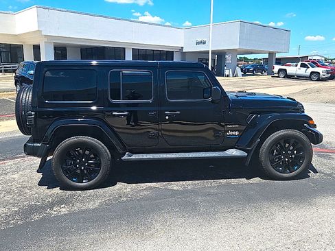Used 2022 Jeep Wrangler Unlimited Sahara w/ Cold Weather Group AWD/4WD image 4