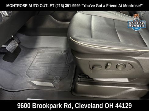 Used 2023 GMC Yukon XL SLT w/ SLT Premium Package image 16