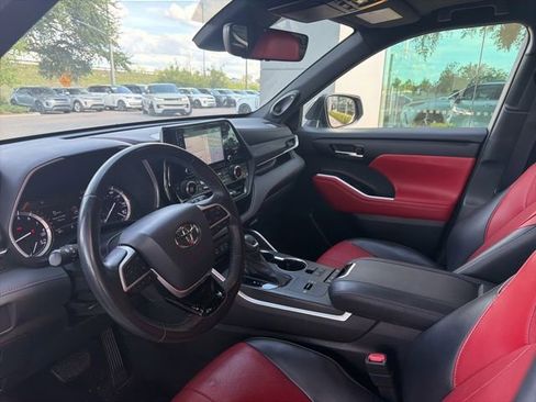 Used 2022 Toyota Highlander XSE FWD image 6