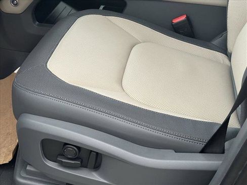 New 2024 Land Rover Defender 110 X-Dynamic SE image 4