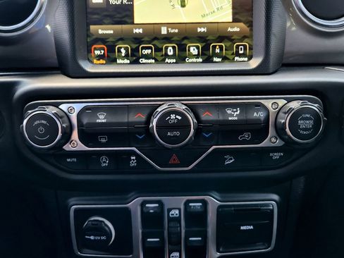 Used 2018 Jeep Wrangler Unlimited Sahara image 24