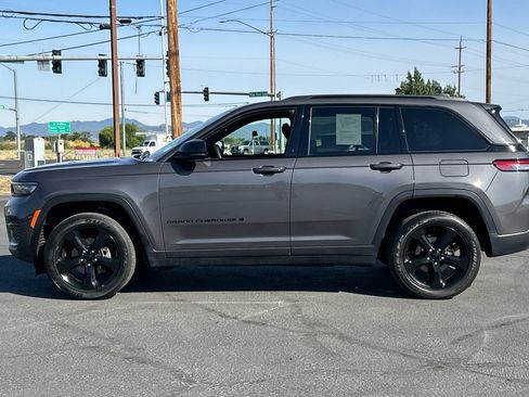 Used 2024 Jeep Grand Cherokee Altitude AWD/4WD image 8