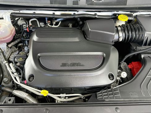 Used 2024 Chrysler Pacifica Touring-L FWD image 36