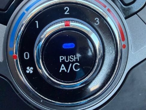 Used 2013 Hyundai Elantra FWD image 17