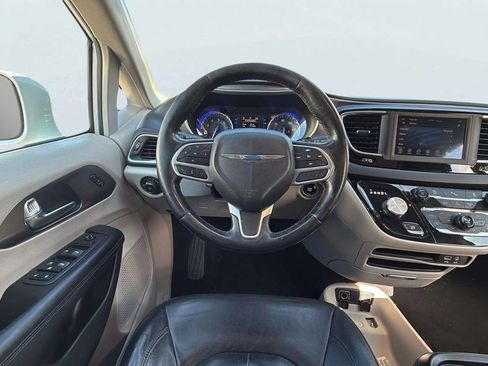 Used 2020 Chrysler Pacifica Touring-L image 12