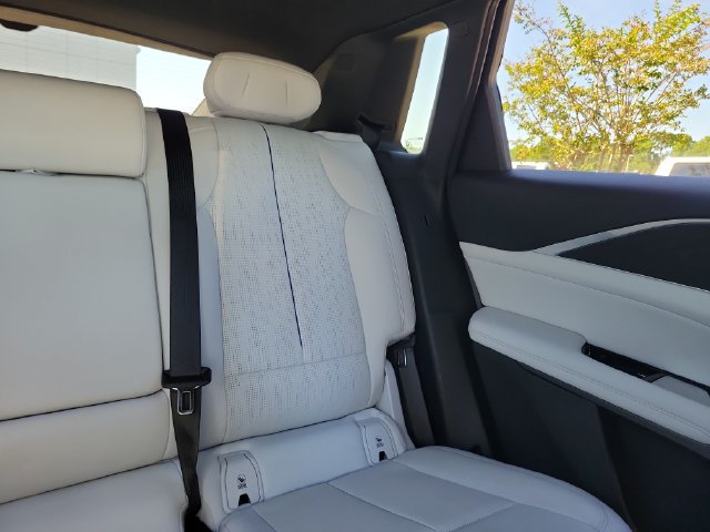 Used 2024 Cadillac Lyriq Luxury AWD/4WD image 17