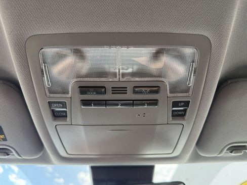 Used 2017 Toyota Highlander SE w/ Carpet Mat Package AWD/4WD image 24