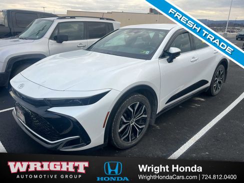 Used 2023 Toyota Crown XLE image 1