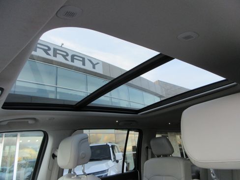 Used 2023 Jeep Wagoneer L Series III w/ Premium Group I image 19