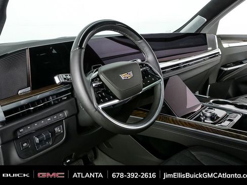 Used 2025 Cadillac Escalade ESV Sport Platinum image 4