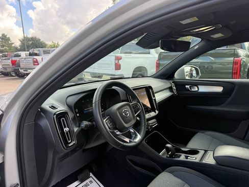 Used 2023 Volvo XC40 B5 Core AWD/4WD image 6
