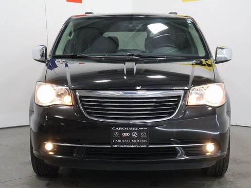 Used 2016 Chrysler Town & Country Touring-L image 7