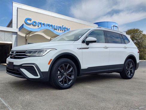 Used 2022 Volkswagen Tiguan SE image 1