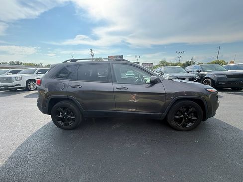 Used 2018 Jeep Cherokee Latitude w/ Altitude Package FWD image 2