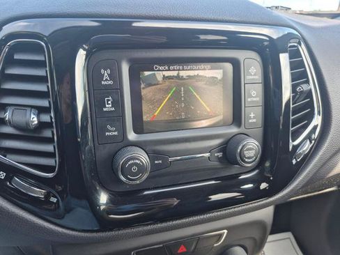 Used 2018 Jeep Compass Latitude FWD image 12