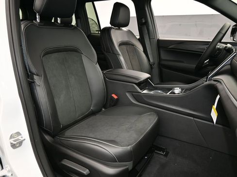 Used 2025 Jeep Grand Cherokee Altitude image 36