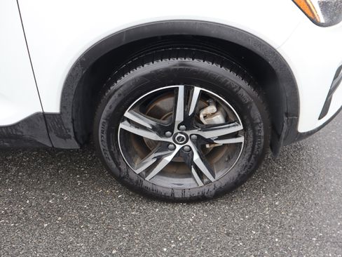 Used 2025 Volvo XC40 B5 Core image 37