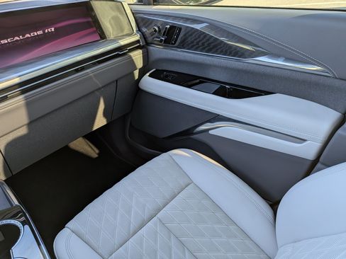 Certified 2025 Cadillac Escalade IQ Luxury 1 AWD/4WD image 16