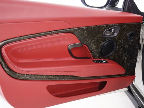 Used 2019 Aston Martin DB11 Volante RWD image 31