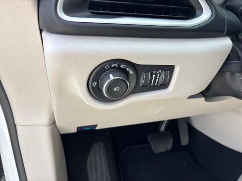 Used 2023 Chrysler Pacifica Touring-L image 16