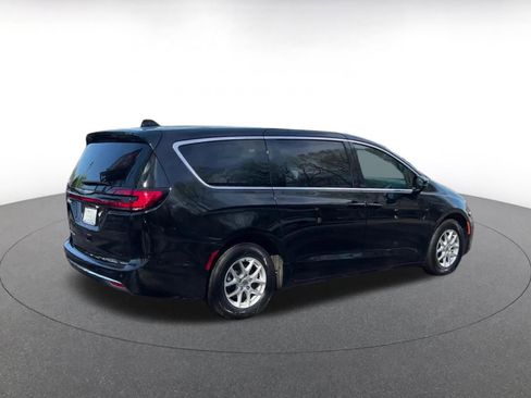 Used 2025 Chrysler Pacifica Select image 15