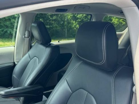 Used 2024 Chrysler Pacifica Touring-L FWD image 15
