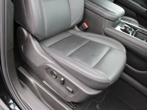 Used 2025 Chevrolet Suburban Z71 image 25