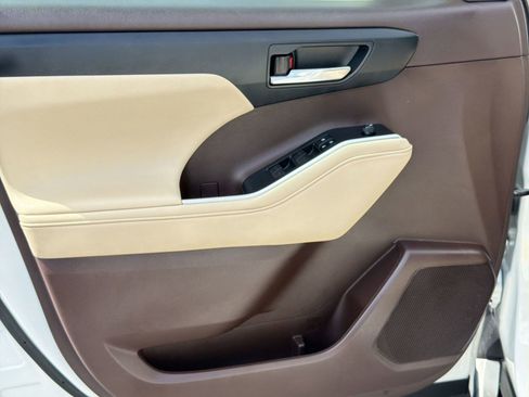 Used 2021 Toyota Highlander XLE FWD image 13