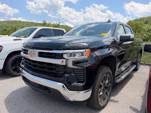 Used 2022 Chevrolet Silverado 1500 LT AWD/4WD image 2