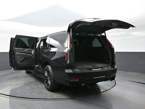 Certified 2024 Cadillac Escalade ESV V w/ LPO, ONYX Package AWD/4WD image 39