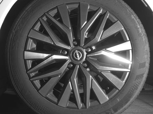 Used 2025 Nissan Altima 2.5 SV FWD image 14