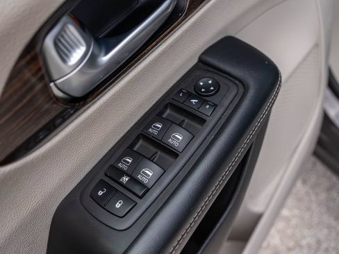 Used 2023 Chrysler Pacifica Limited FWD image 12