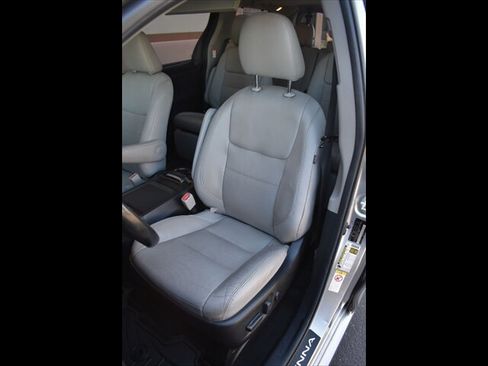 Used 2018 Toyota Sienna Limited Premium w/ Preferred Accessory Package FWD image 17