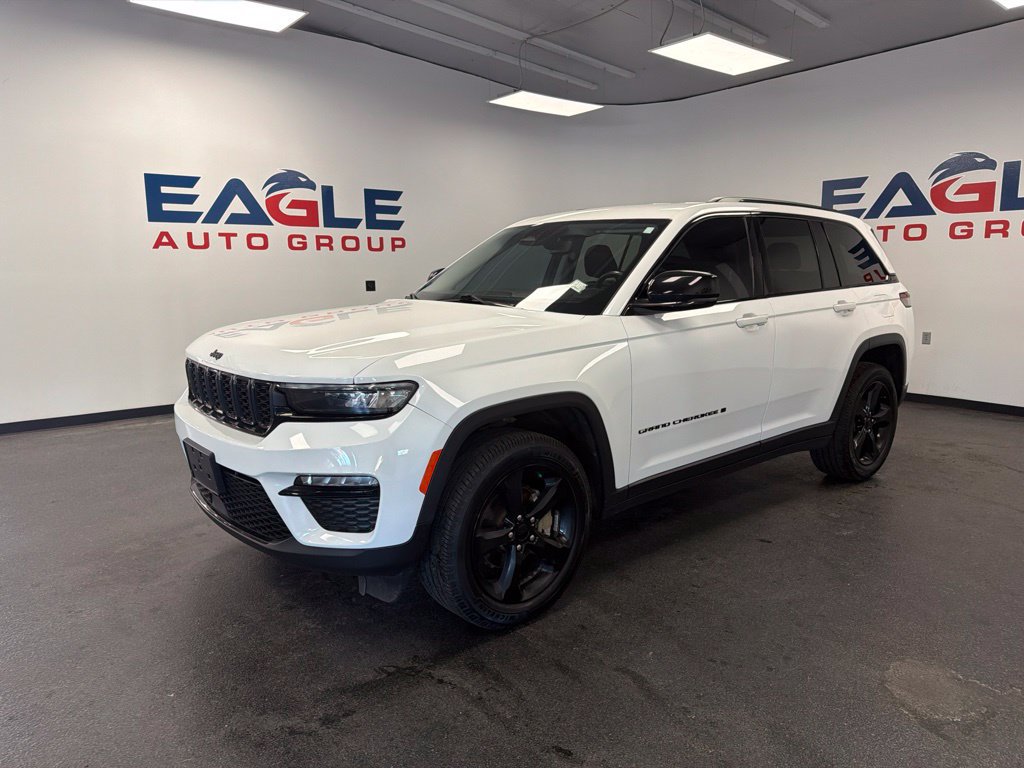 Used 2023 Jeep Grand Cherokee Limited w/ Black Appearance Package AWD/4WD image 4