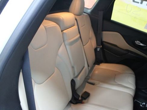 Used 2016 Jeep Cherokee Limited w/ Luxury Group AWD/4WD image 9