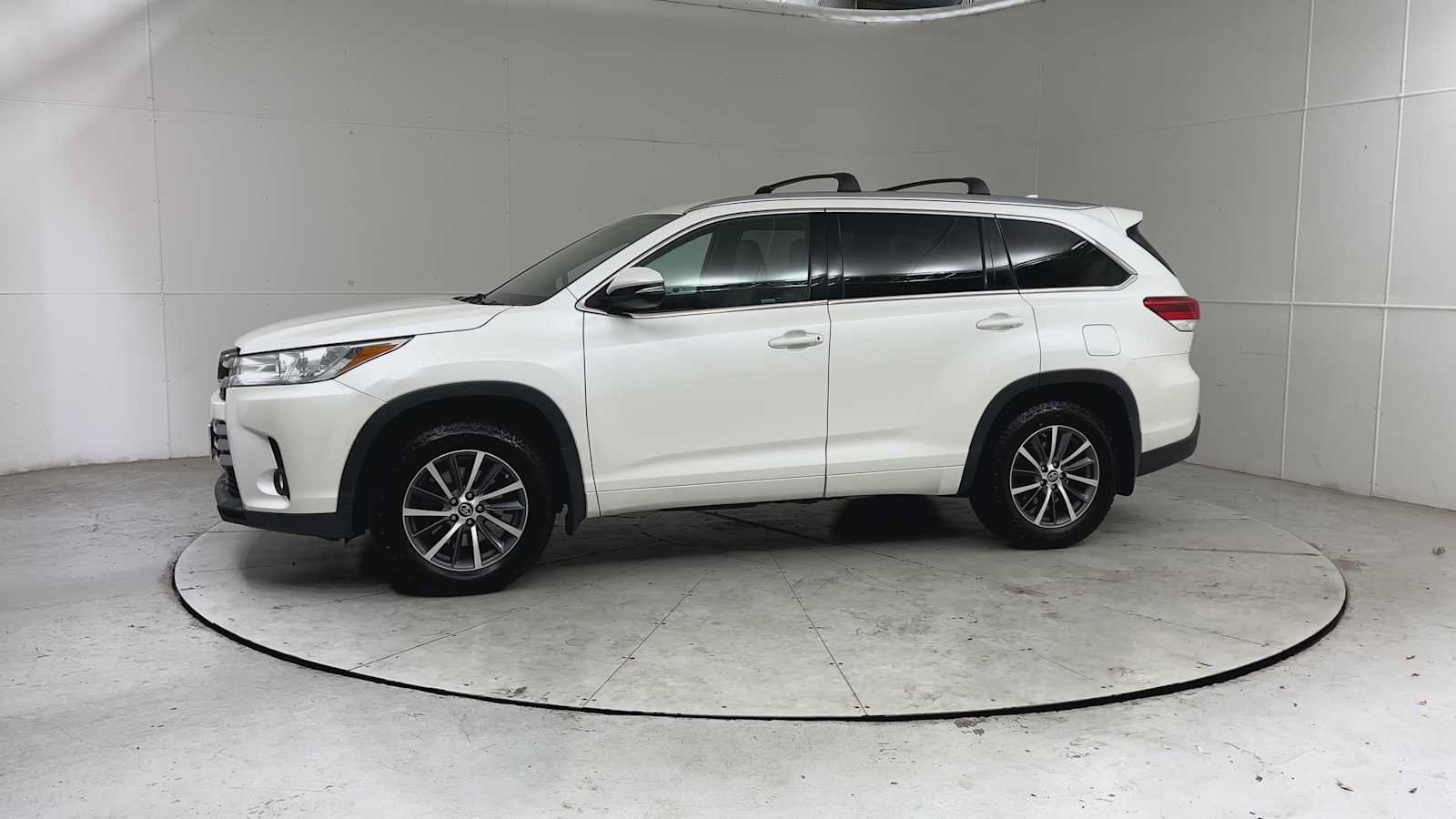 Used 2017 Toyota Highlander XLE AWD/4WD image 3