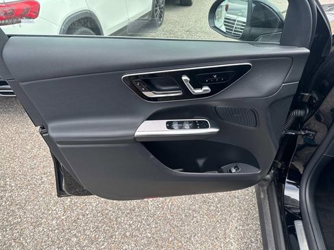 Used 2025 Mercedes-Benz GLC 300 4MATIC image 9