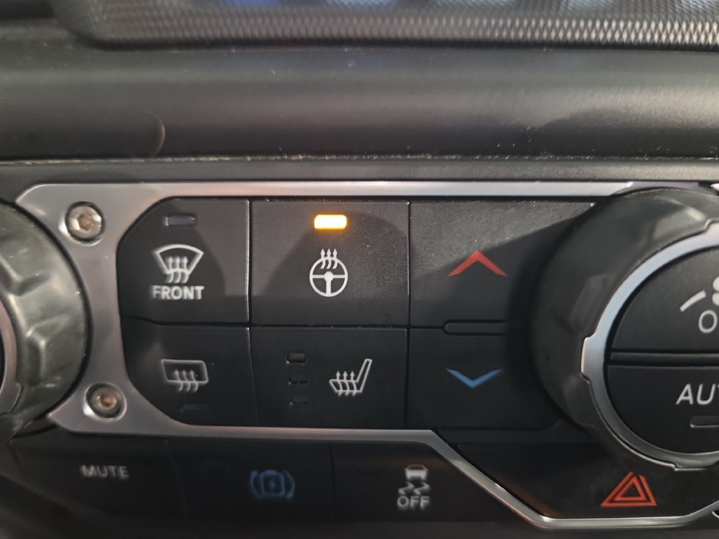 Used 2023 Jeep Wrangler Unlimited Sahara w/ Cold Weather Group AWD/4WD image 21