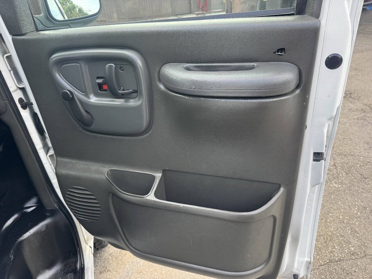 Used 2001 Chevrolet Express 2500 RWD image 15