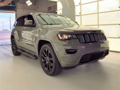 Used 2020 Jeep Grand Cherokee Altitude AWD/4WD image 5