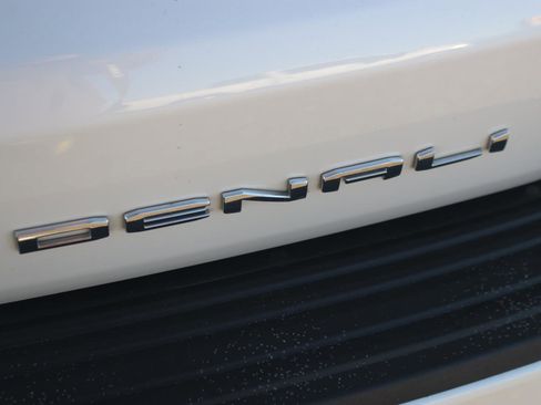 Used 2023 GMC Yukon XL Denali Ultimate image 9