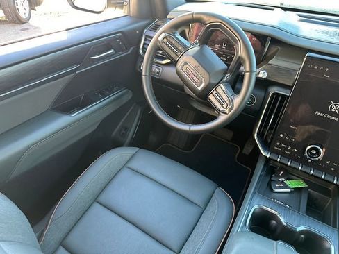 Used 2025 GMC Acadia AT4 w/ Luxury Package image 23