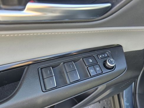 Certified 2021 Toyota Venza LE image 18